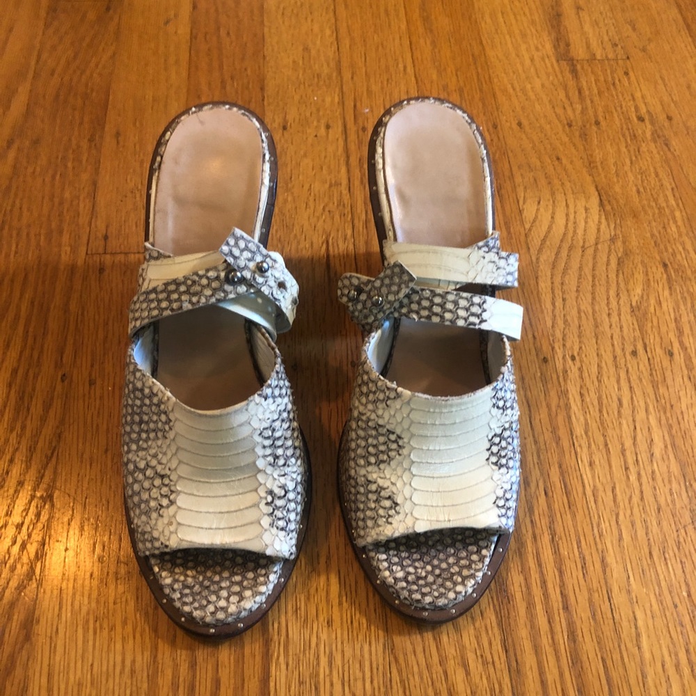 Size : 7

Label : Freda Salvador
Insole : 9.5"
Width : 3.5"